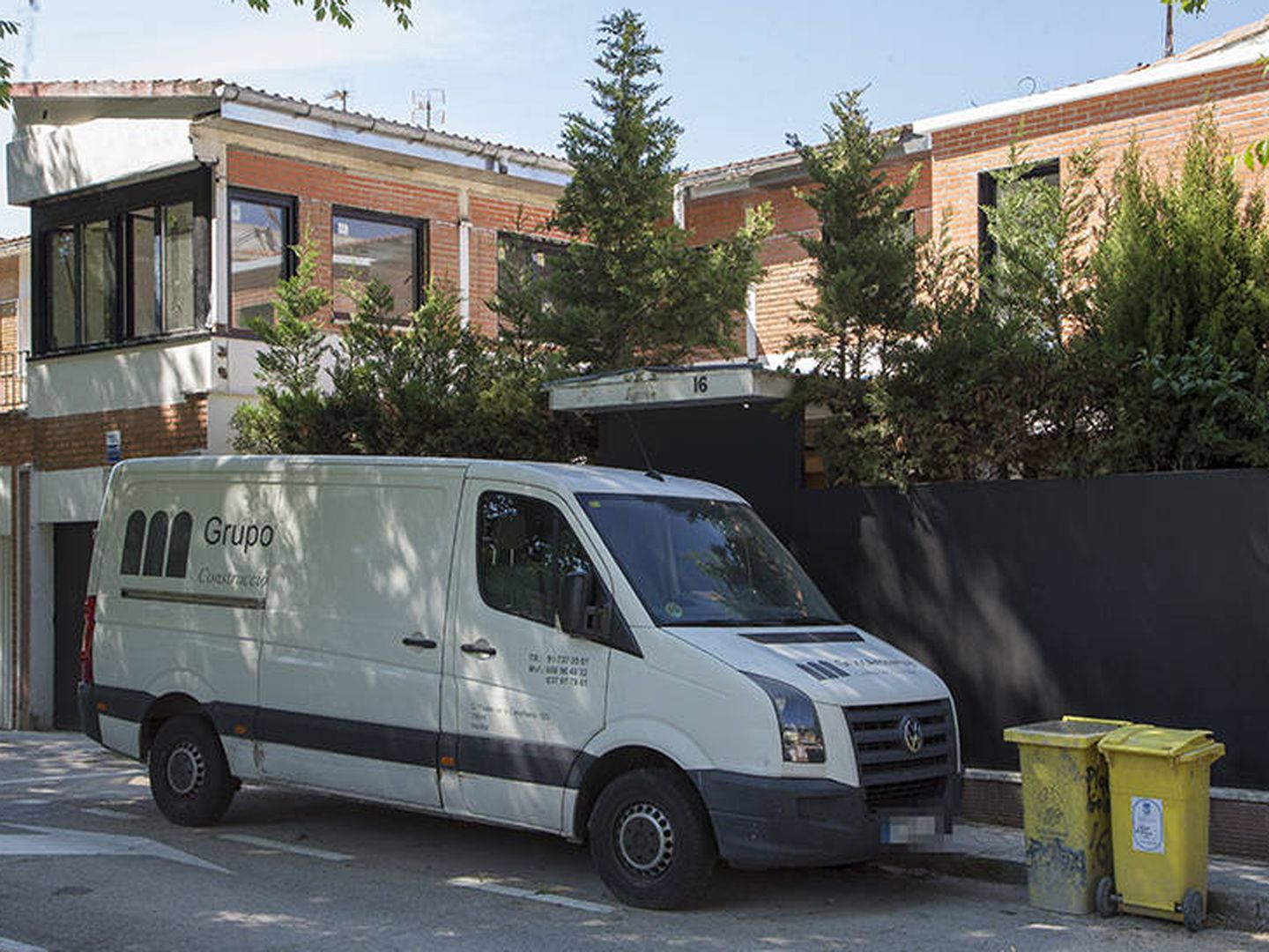 Una furgoneta de la empresa familiar, frente al chalé de la pareja. (José Martín)