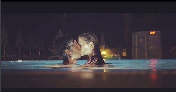 Foto: Jorge y Miri se besan en la piscina. (Youtube)