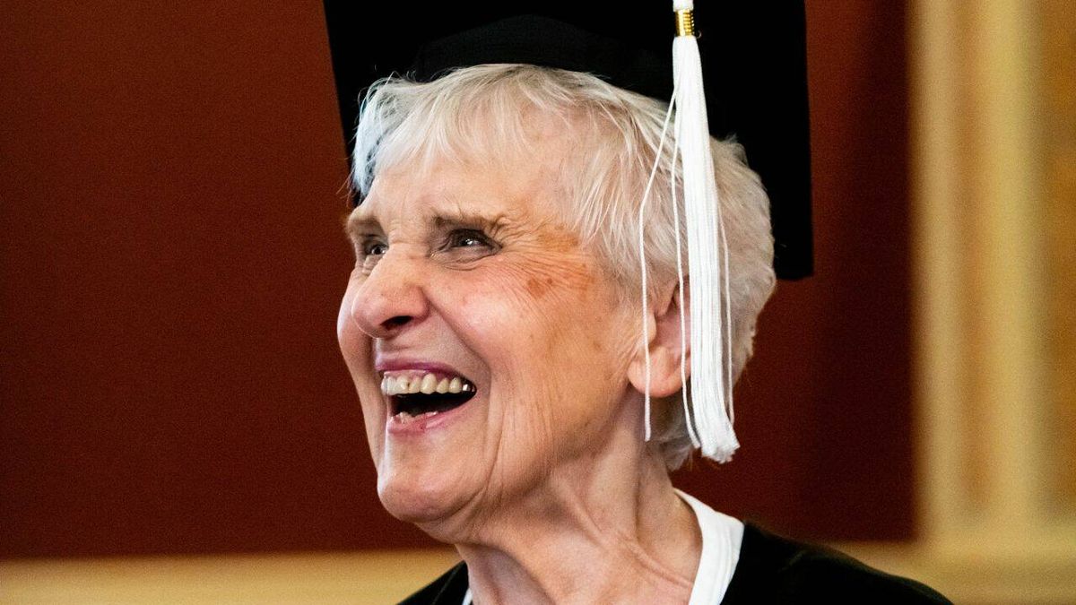 Una anciana se gradúa en la universidad 71 años después de comenzar la carrera