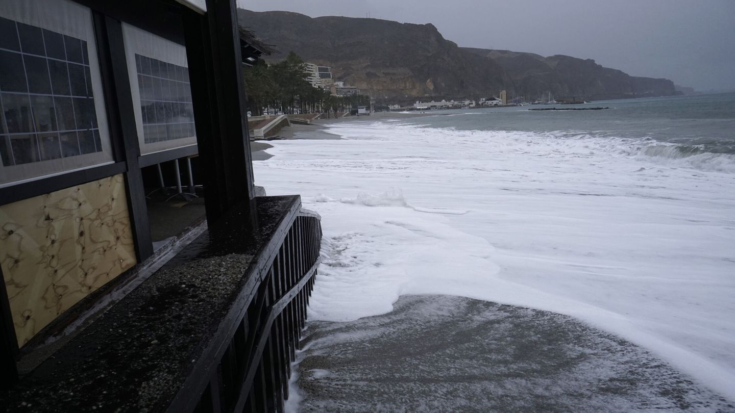 El fuerte oleaje se come la primera línea de la playa de Aguadulce durante el temporal que azotó la costa andaluza el pasado abril. (EFE/Carlos Barba)