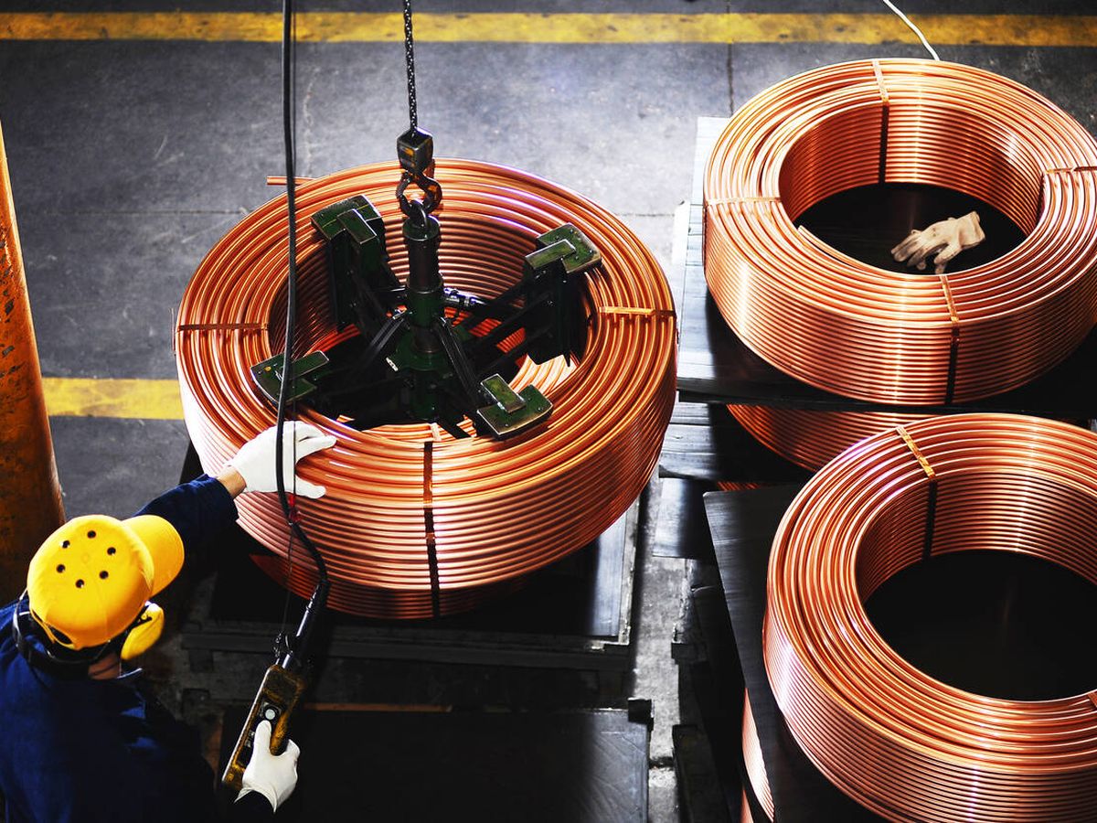 Foto: Un trabajador probando unas bobinas de cobre.