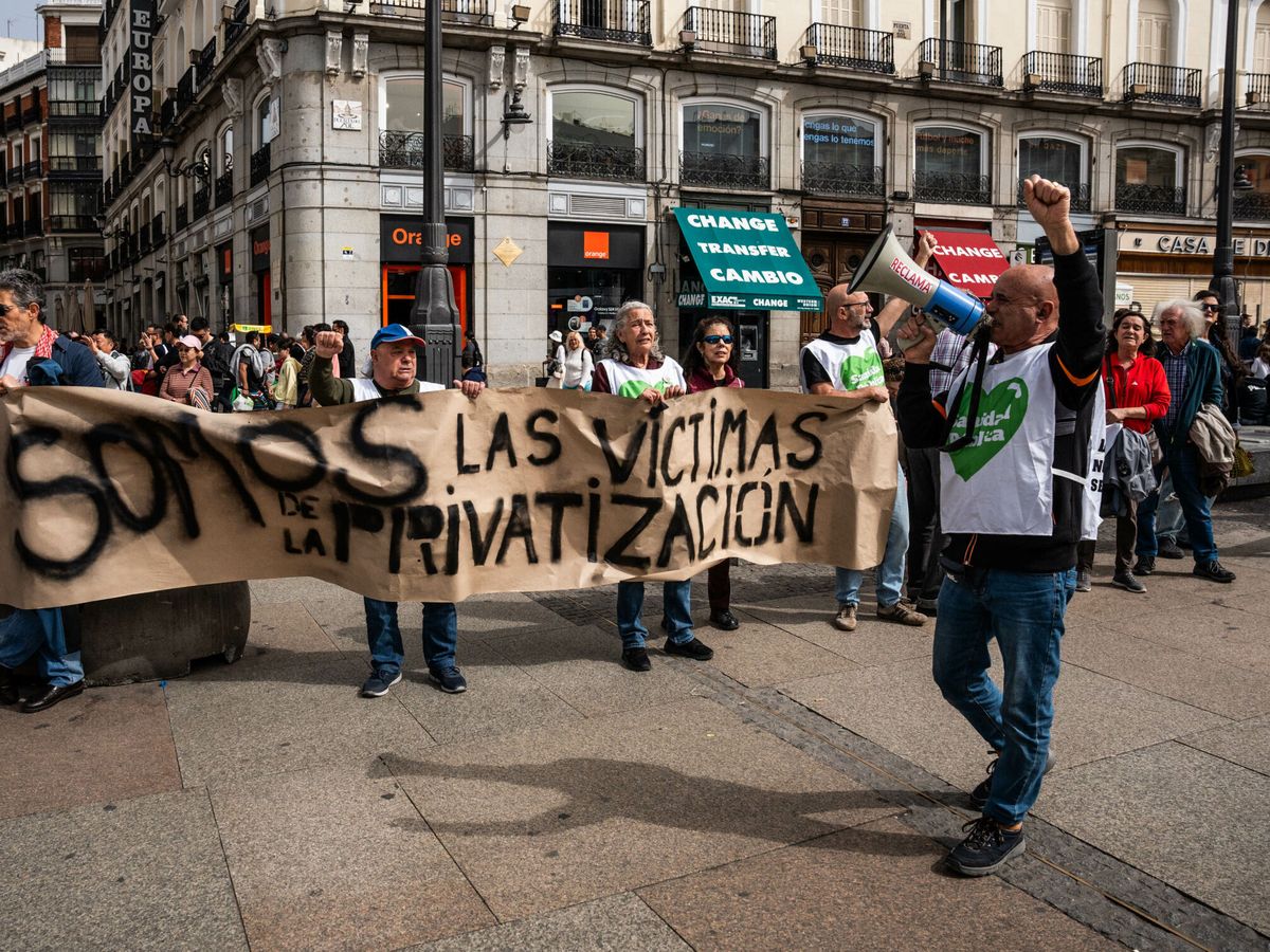 Foto: Varias personas manifestándose en la Puerta del Sol por la sanidad pública. (Europa Press/Matias Chiofalo)