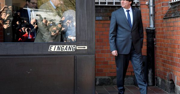 Foto: Puigdemont, saliendo de la cárcel de Neumuenster. (Reuters)