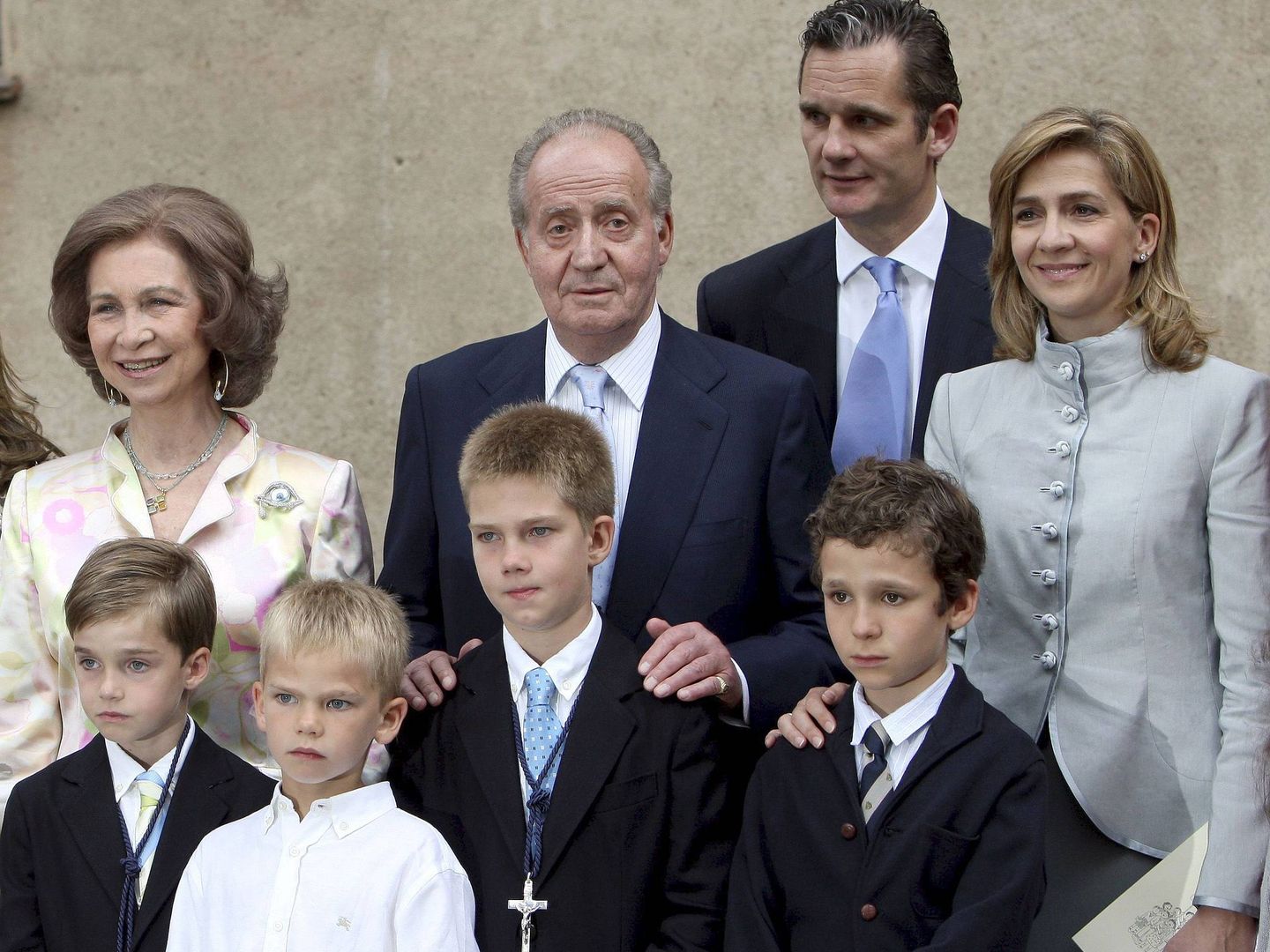 Los reyes Juan Carlos y Sofía con la infanta Cristina, Iñaki Urdangarin y los pequeños Felipe Marichalar, Juan, Miguel y Pablo Urdangarin. (EFE) 
