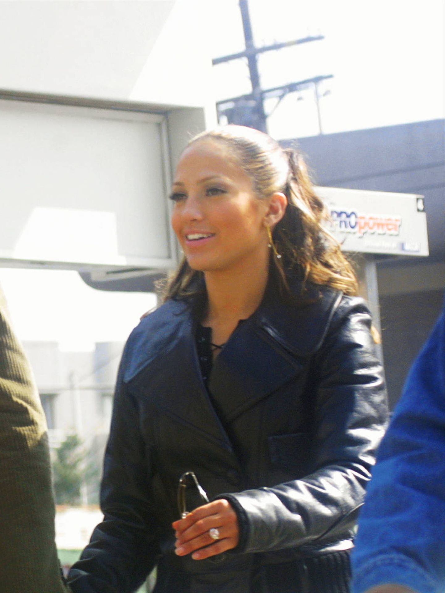 Jennifer Lopez, con el anillo de compromiso que le dio Ben Affleck. (Getty/Finegold)