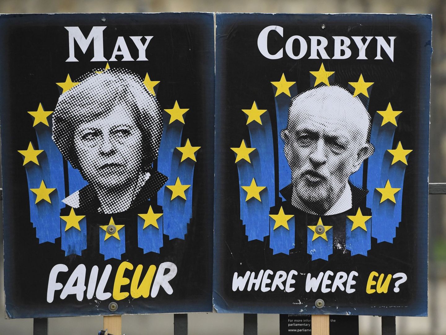 Dos carteles con la imagen de la primera ministra británica, Theresa May, y el líder del Partido Laborista, Jeremy Corbyn, en Londres. (Reuters)