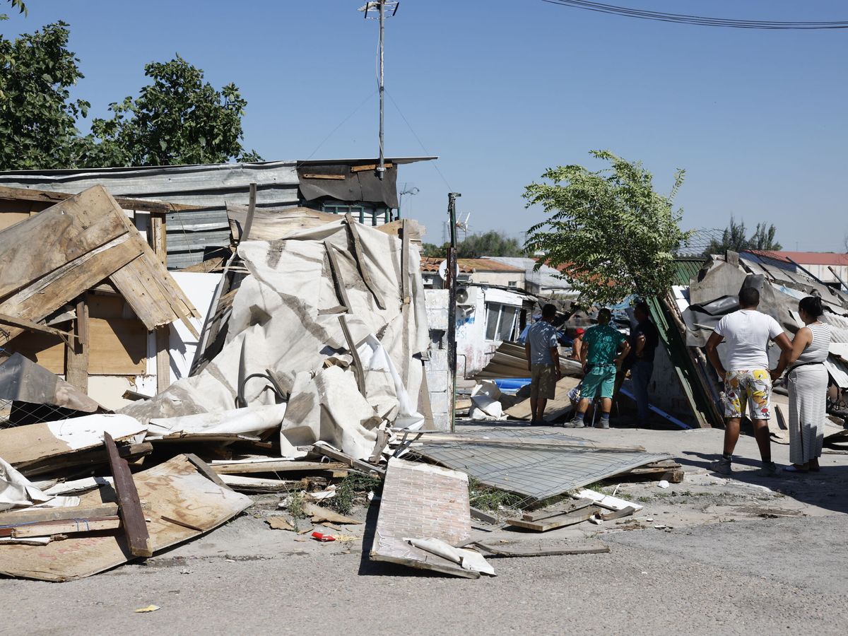 Foto: Equipos de la Policía y de la Guardia Civil han llevado a cabo la operación de demolición de las siete viviendas de la Cañada Real que se utilizaba para distribuir droga. (EFE/J.J. Guillén)