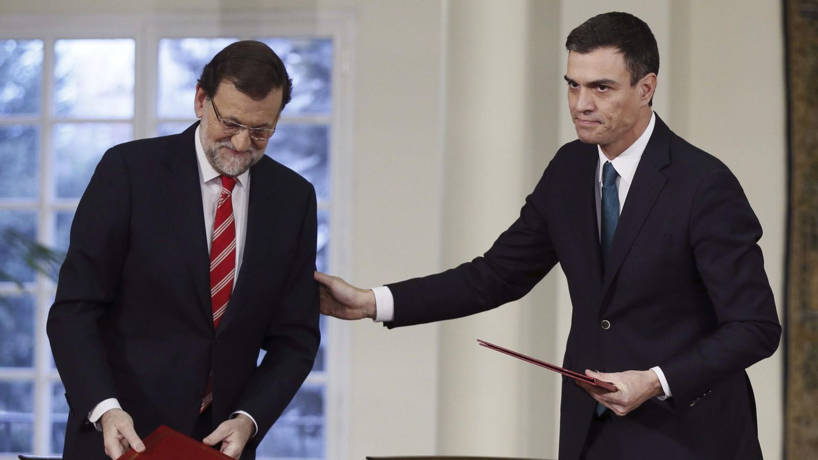 Foto: El presidente del Gobierno, Mariano Rajoy (i), y el secretario general del PSOE, Pedro Sánchez, durante la firma de su primer pacto de Estado (Efe)