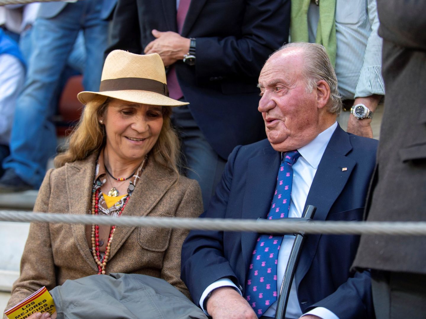 El rey Juan Carlos y la infanta Elena durante su asistencia a la corrida de toros que se celebró en Illescas. (EFE)