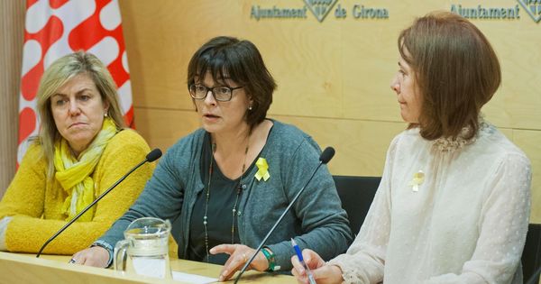 Foto: La presidenta Asociación Catalana por los Derechos Civiles, Meritxell Lluís (c), esposa de Josep Rull, la secretaria Betona Comín (i), hermana de Toni Comín (i) y la alcaldesa de Girona, Marta Madrenas (c). (EFE)