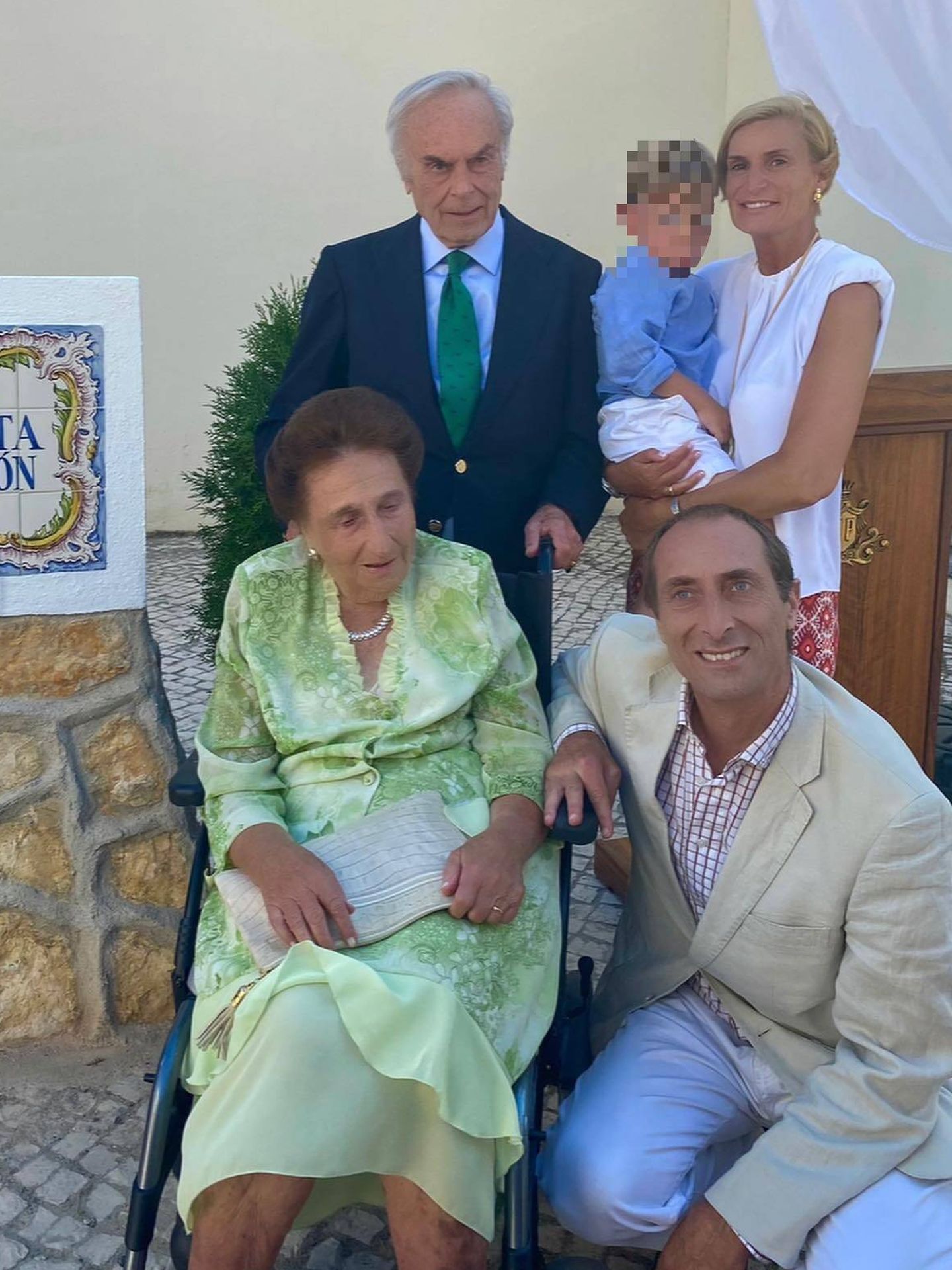 María, su hijo Carlos, su hermano Alfonso y sus padres. (Instagram/@mariazuritaborbon)