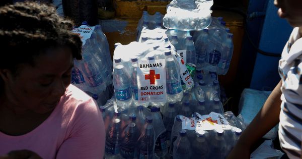 Foto: Los supervivientes de Bahamas reciben ayuda de la Cruz Roja. (Reuters)