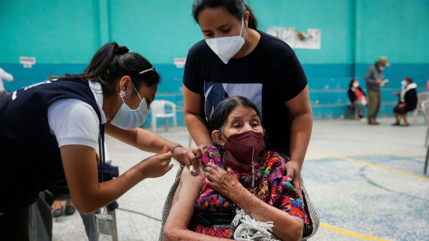 Vacunación en Guatemala. (Reuters)