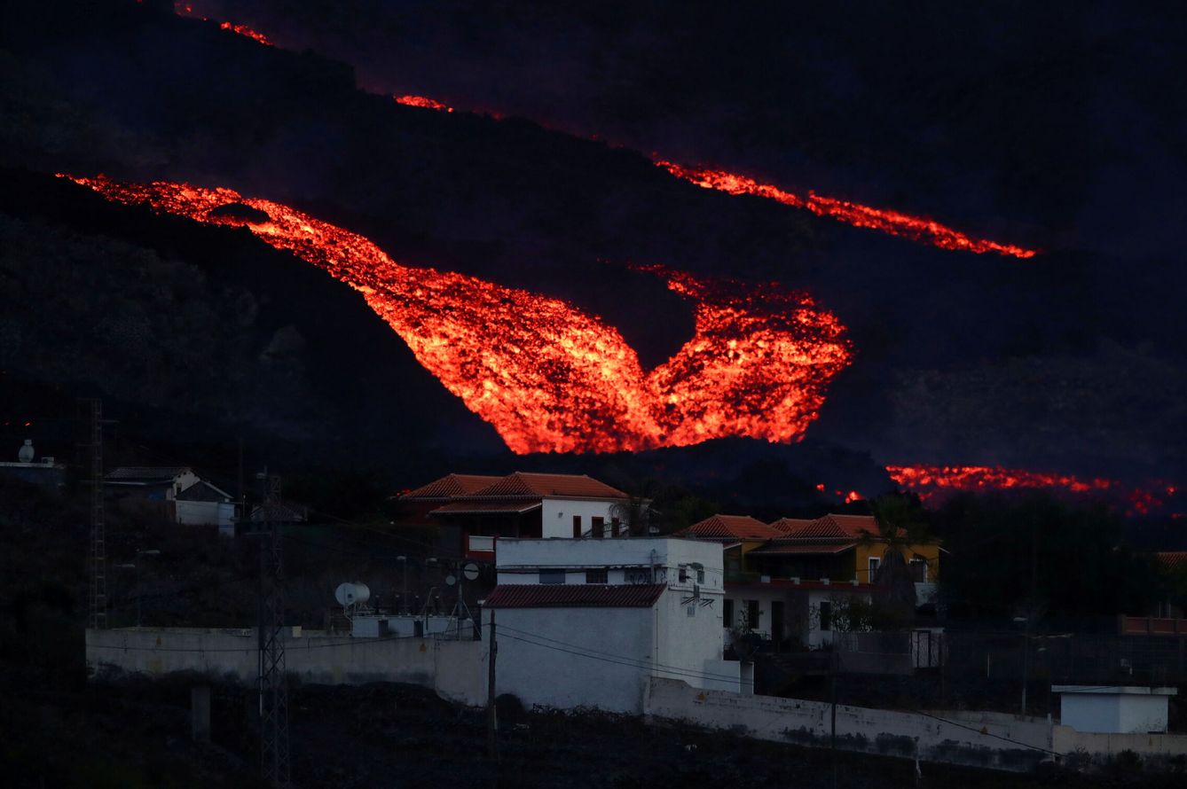 El volcán de Cumbre Vieja, en La Palma, durante esta madrugada. (Reuters)
