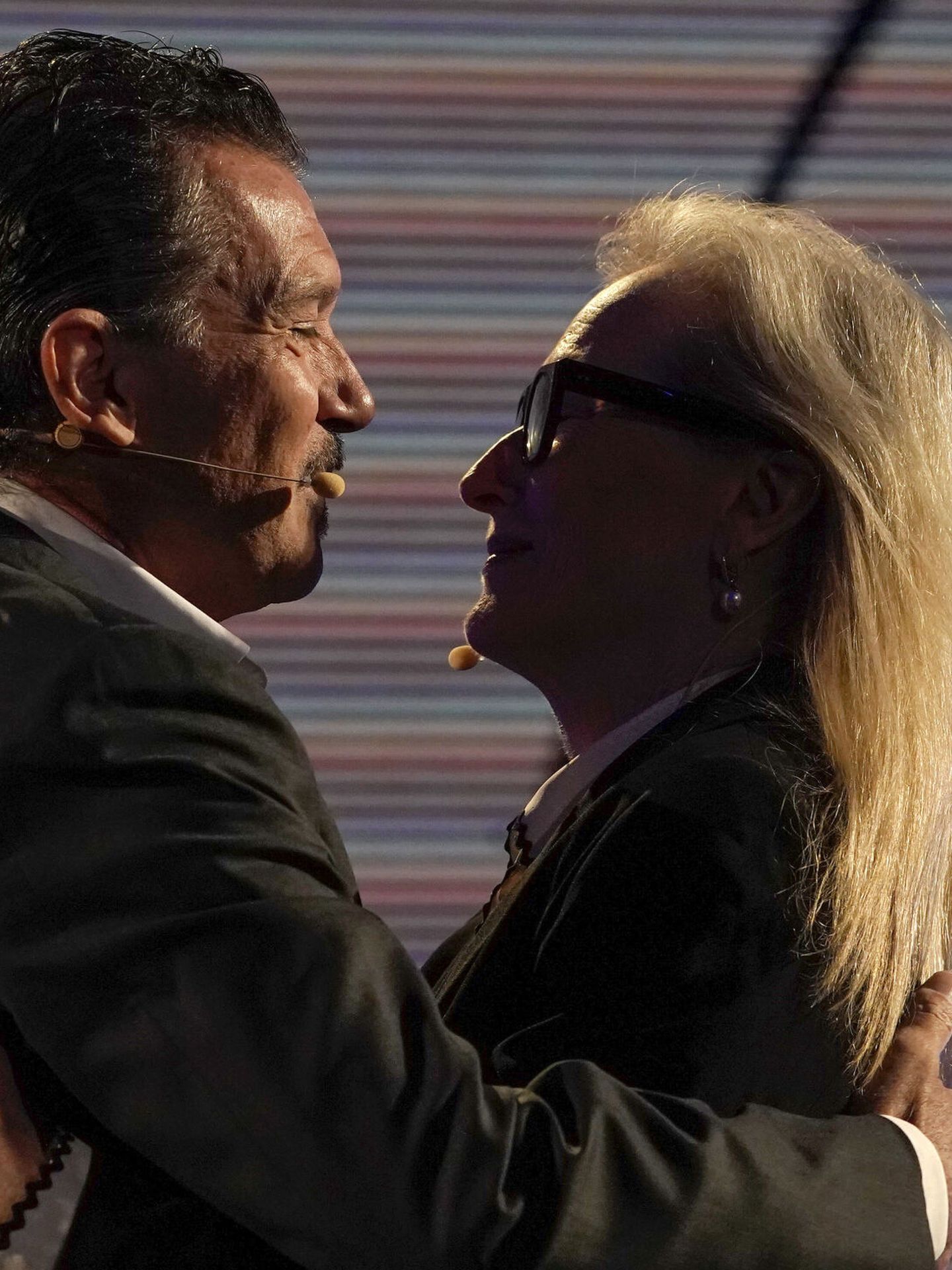 Meryl Streep, Premio Princesa de Asturias de las Artes 2023, durante su encuentro con el público en Oviedo moderado por Antonio Banderas. (EFE/Paco Paredes) 