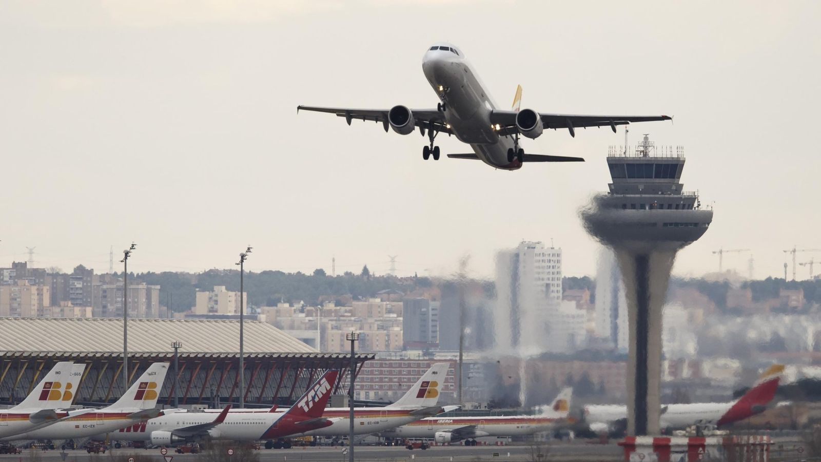 Foto: Un avión despega del aeropuerto Madrid-Barajas Adolfo Suárez. (Reuters)
