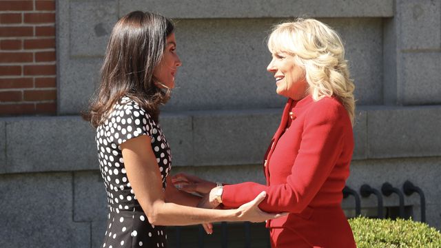 Letizia recibe a Jill Biden en el palacio de la Zarzuela. (EFE/Casa Real/Jiménez)