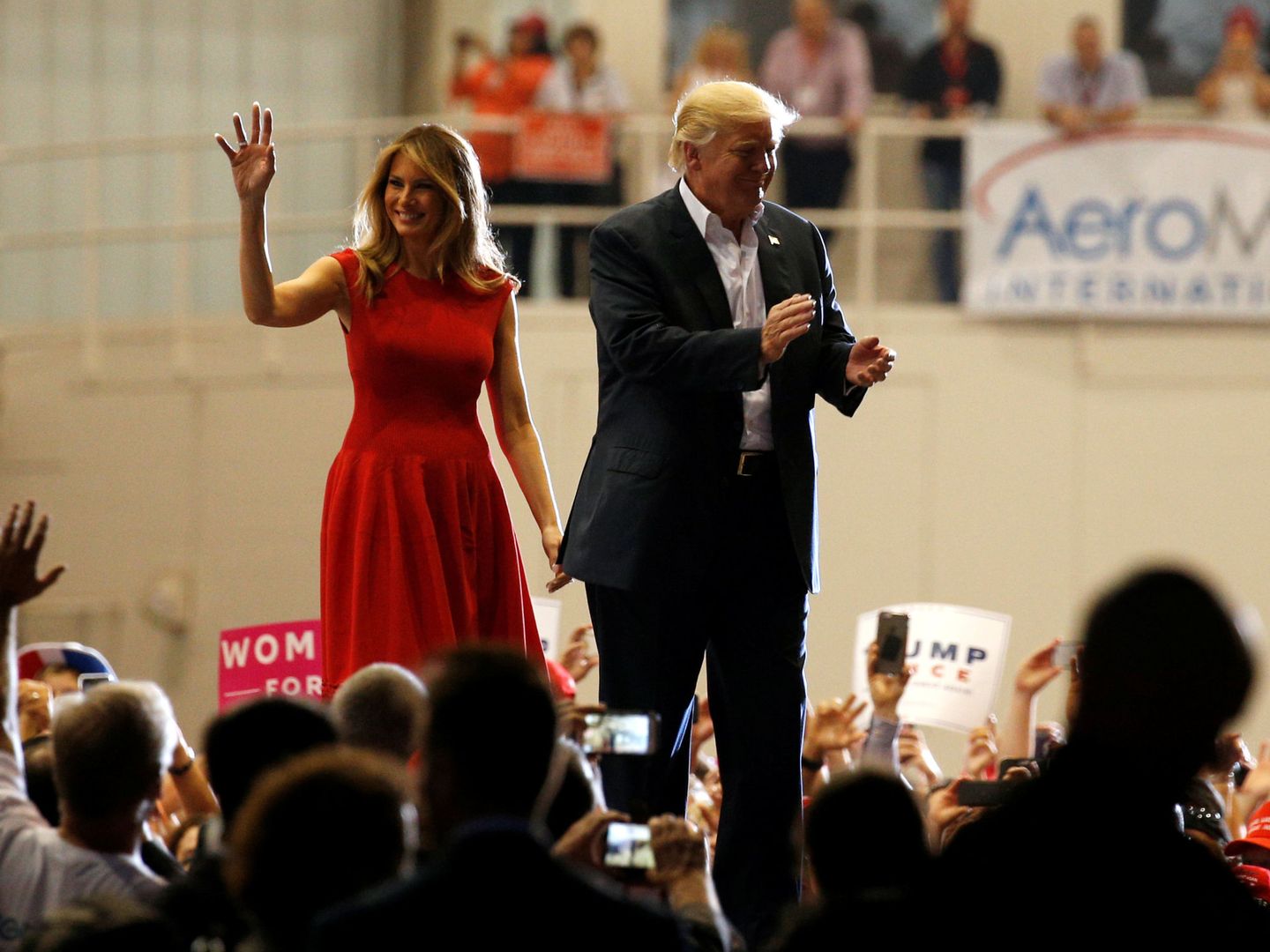 El presidente Donald Trump y la primera dama Melania Trump saludan a simpatizantes en Melbourne, Florida. (Reuters)