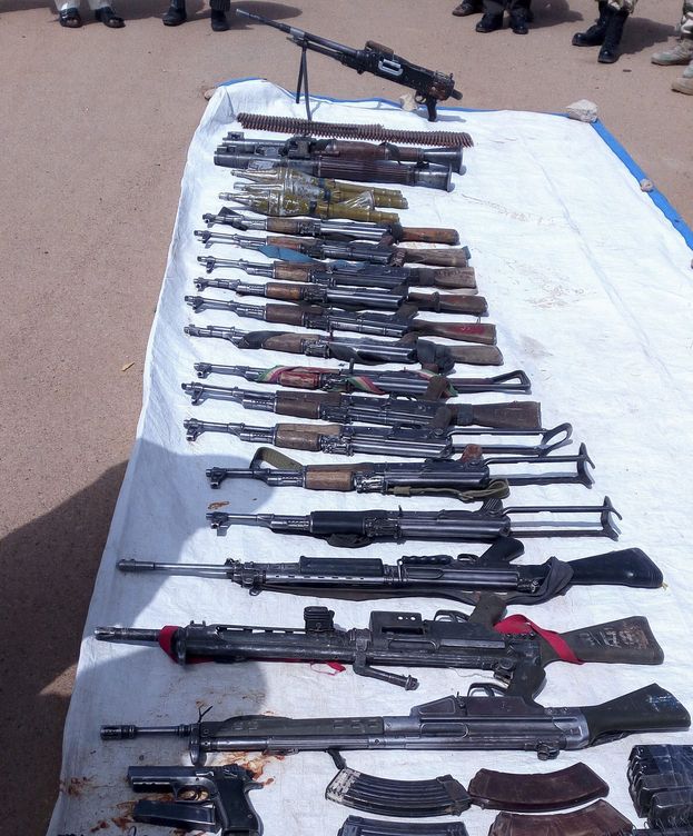 Foto: Armas incautadas a Boko haram en Yobe (Nigeria) el pasado 25 de enero. (EFE)