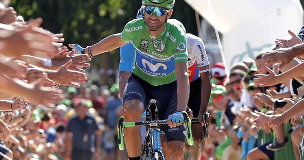 Foto: Alejandor Valverde, con el jersey verde, en la última etapa de La Vuelta 2018. (EFE)