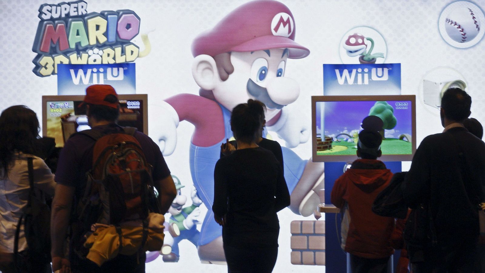 Foto: Asistentes frente a un puesto de Nintendo en la Madrid Games Week. (EFE)