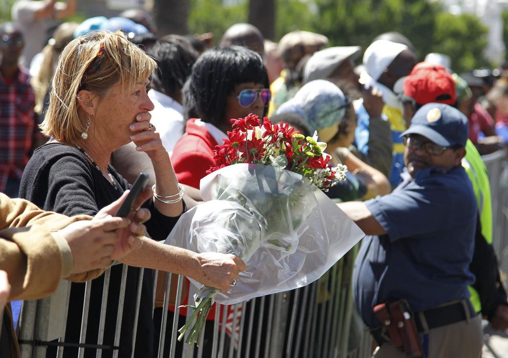 Foto: Sudafricanos lloran la muerte de su expresidente Nelson Mandela frente al Ayuntamiento de Ciudad del Cabo (Efe).