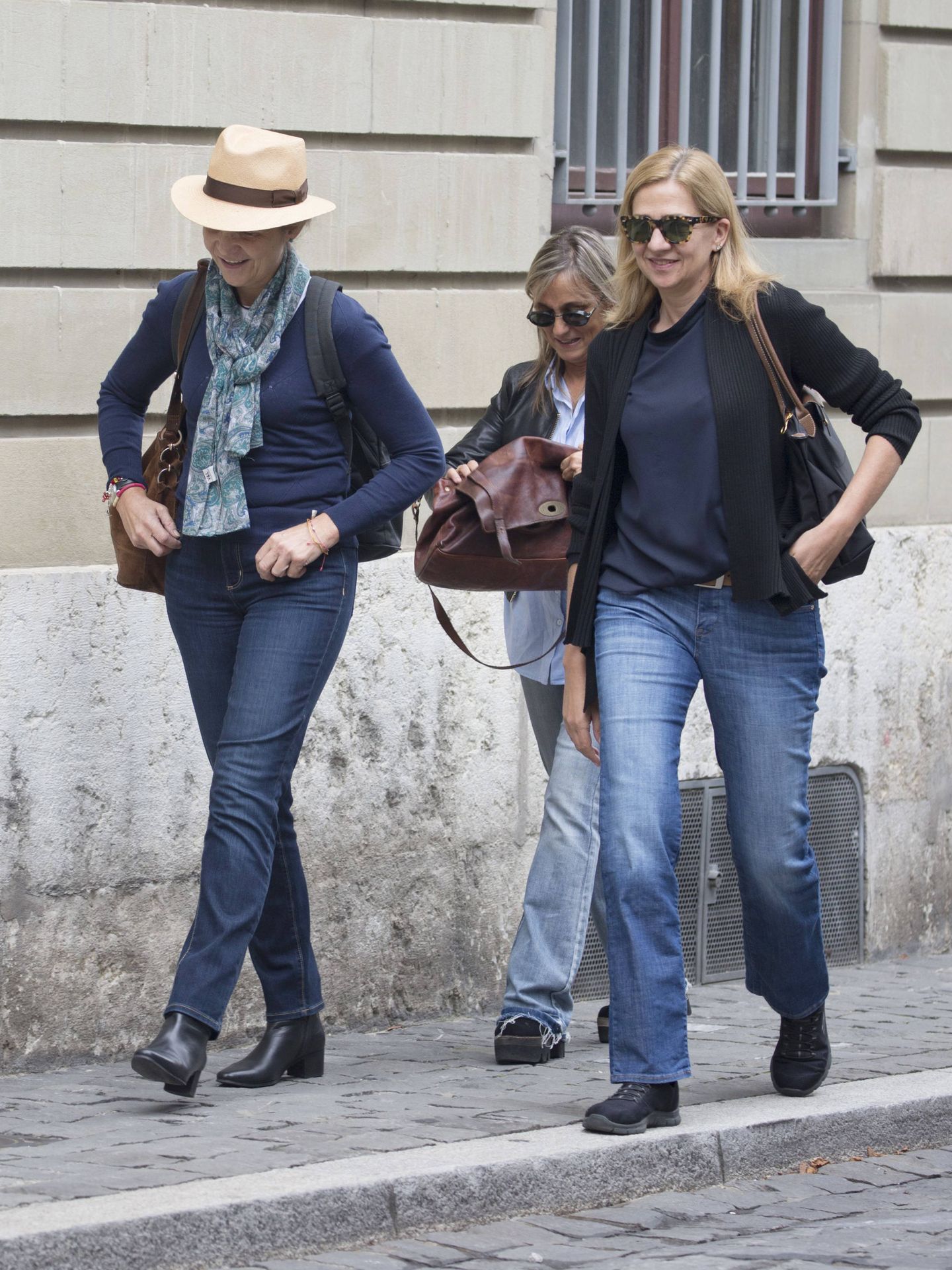 Las infantas Elena y Cristina, de paseo por Ginebra. (Getty)