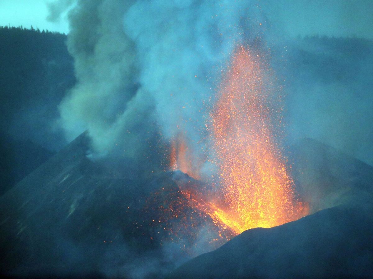 Foto: Vista del volcán de La Palma (EFE)