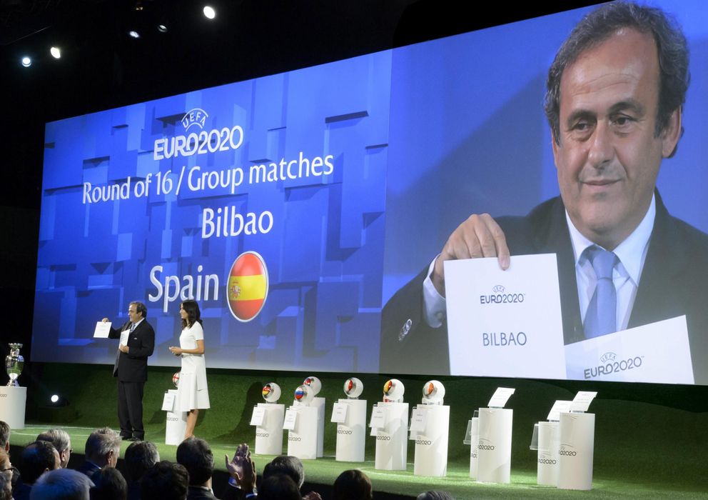 Foto:  El presidente de la UEFA, Michel Platini, muestra un papel que muestra Bilbao como una de las sedes que celebrarán la Eurocopa 2020 (Efe)