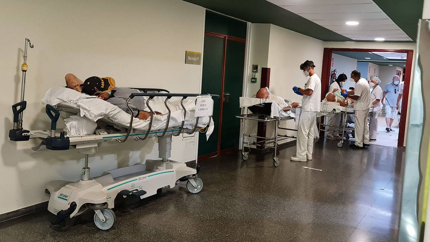La falta de camas obliga a los médicos y enfermos del Hospital Insular de Gran Canaria a atender los pacientes en los pasillos. (Cedida)