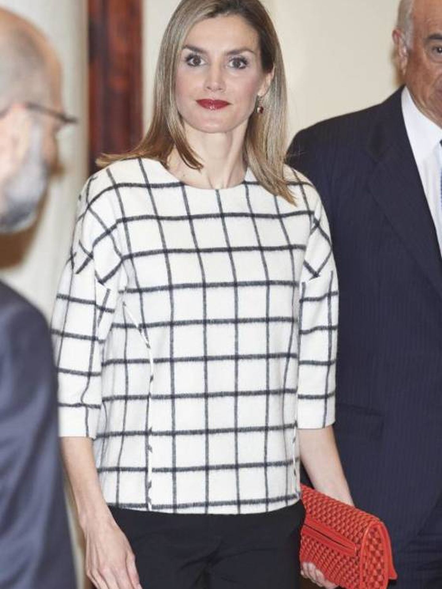 La Reina, con uno de los bolsos estrella de Valls Taberner. (Cordon Press)