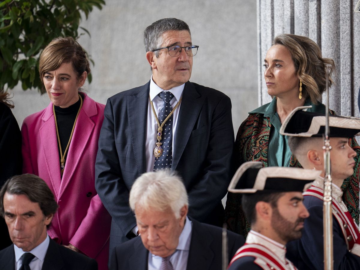 Foto: Patxi López, entre Marta Lois y Cuca Gamarra, con José María Aznar y Felipe González en primera fila, este martes en el Congreso. (A. Pérez Meca/Europa Press).