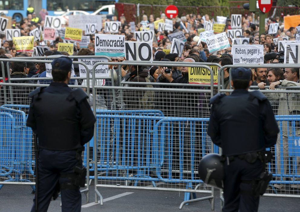 Foto: Protesta frente al Congreso de los Diputados. (EFE)