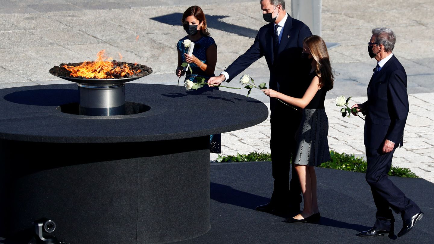 La princesa Leonor y el rey Felipe, encabezando la ofrenda floral. (Reuters)