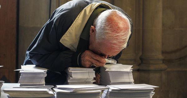 Foto: Una persona observa con una lupa las papeletas de las elecciones de 2015. (EFE)