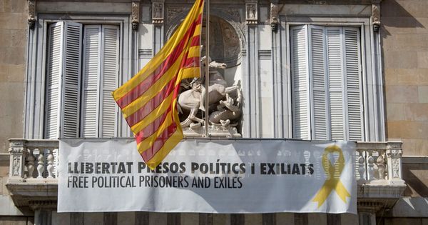 Foto: Los lazos amarillos continuaban luciendo en la fachada del Palau de la Generalitat, el pasado 12 de marzo. (EFE)