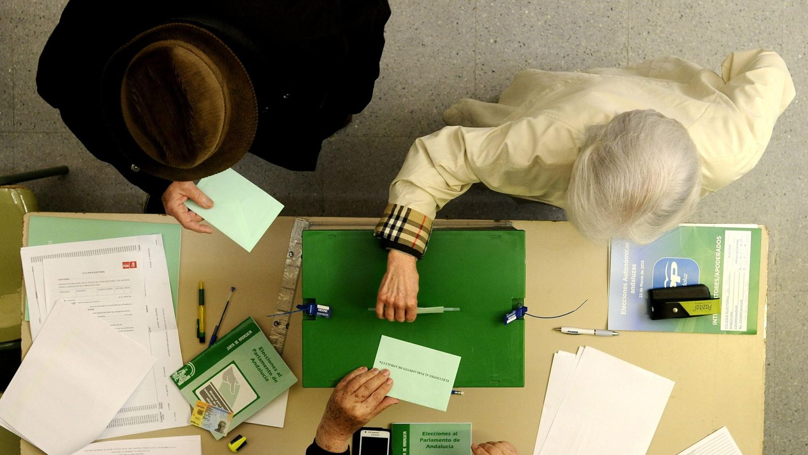 Foto: Dos ciudadanos votando en Sevilla en las pasadas elecciones autonómicas. (EFE)