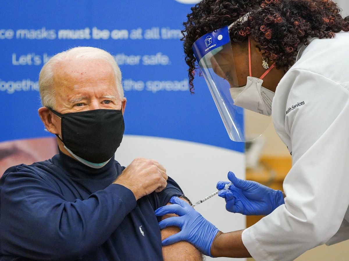 Foto: El presidente electo de EEUU, Joe Biden, recibe la vacuna. (EFE)