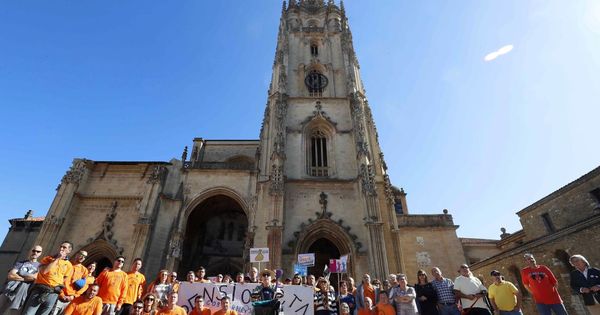 Foto: Trabajadores de la empresa Vesuvius permanecen concentrados delante de la Catedral de Oviedo en apoyo a los tres trabajadores que se encerraron el miércoles de forma indefinida.