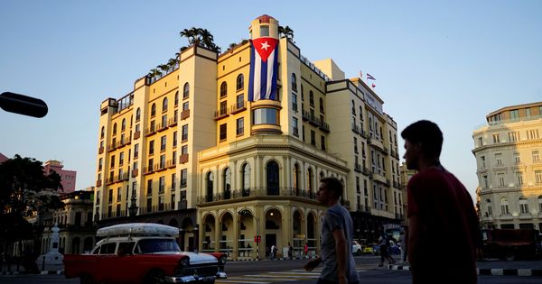 Foto: Una bandera cubana cuelga de un hotel en La Habana, en abril de 2018. (Reuters)