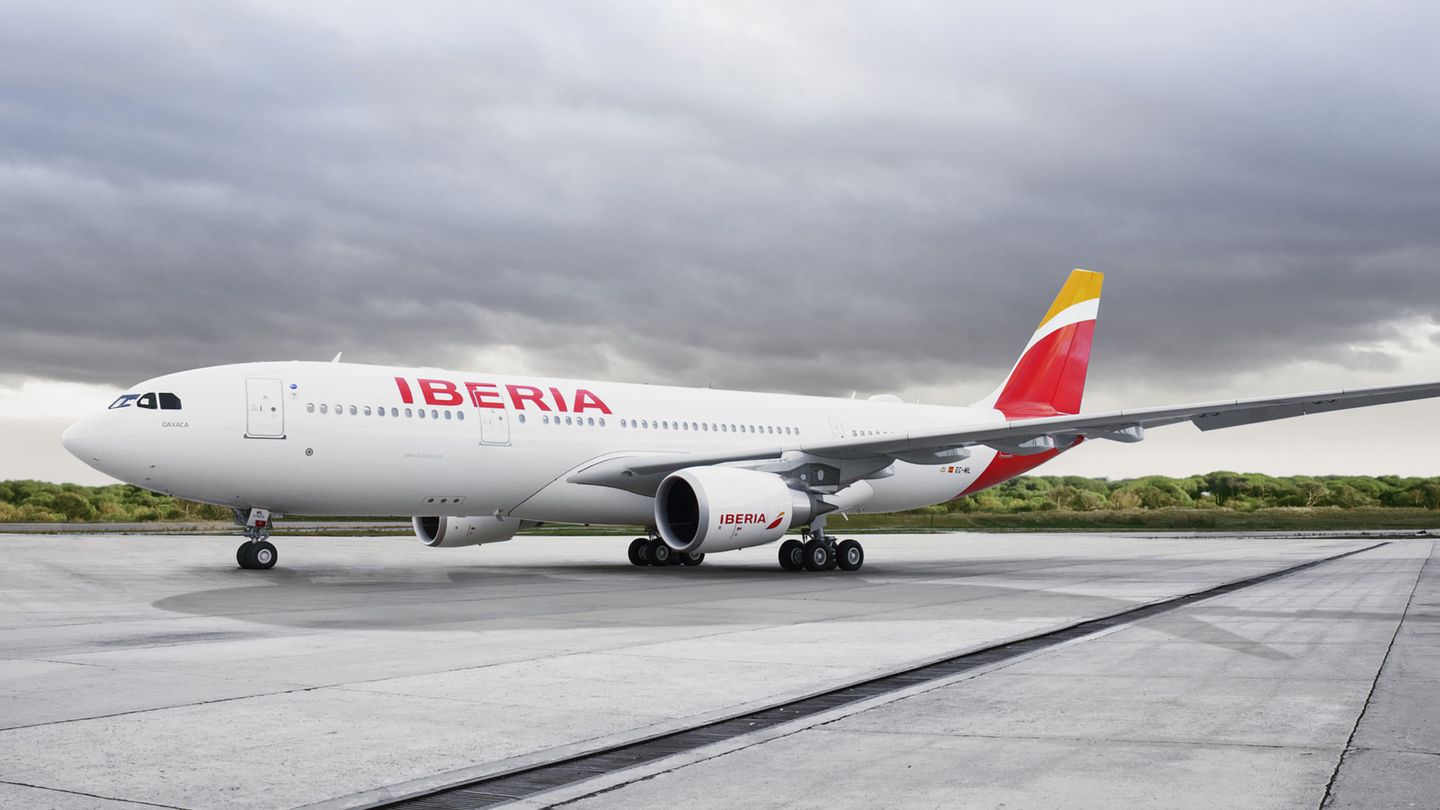 Imagen cedida por la aerolínea Iberia, que muestra el Airbus A330-200. (EFE)