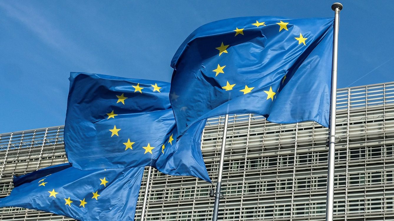 Foto: Tres banderas de la Unión Europea ondean frente al edificio Berlaymont, sede de la Comisión Europea en Bruselas (Bélgica). (EFE)