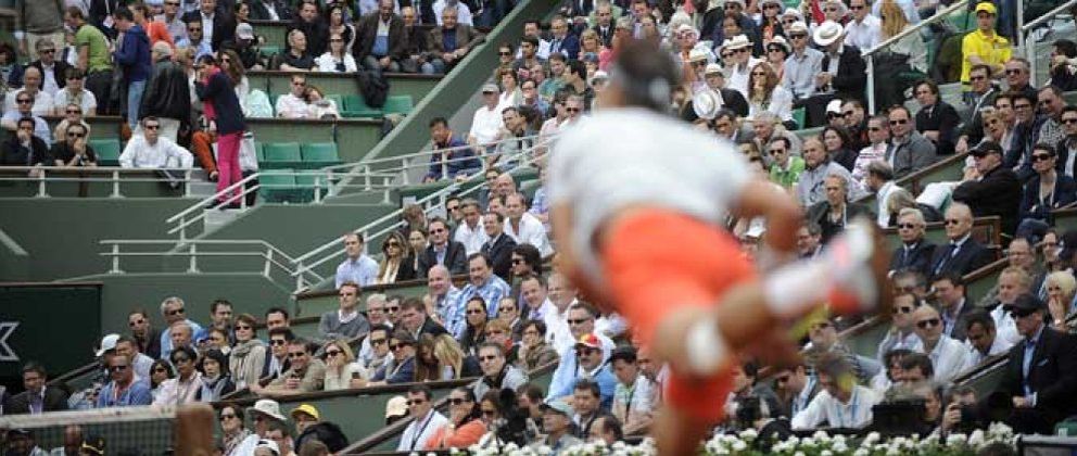 Foto: Pocos españoles pudieron ver cómo Nadal 'sufría' al público francés de Roland Garros