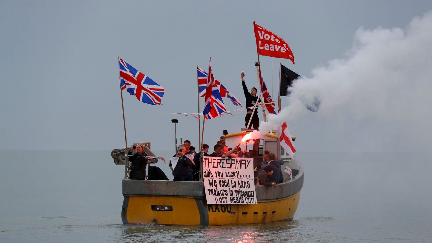 Varios pescadores británicos se manifiestan contra el acuerdo de May y la UE. (Reuters)