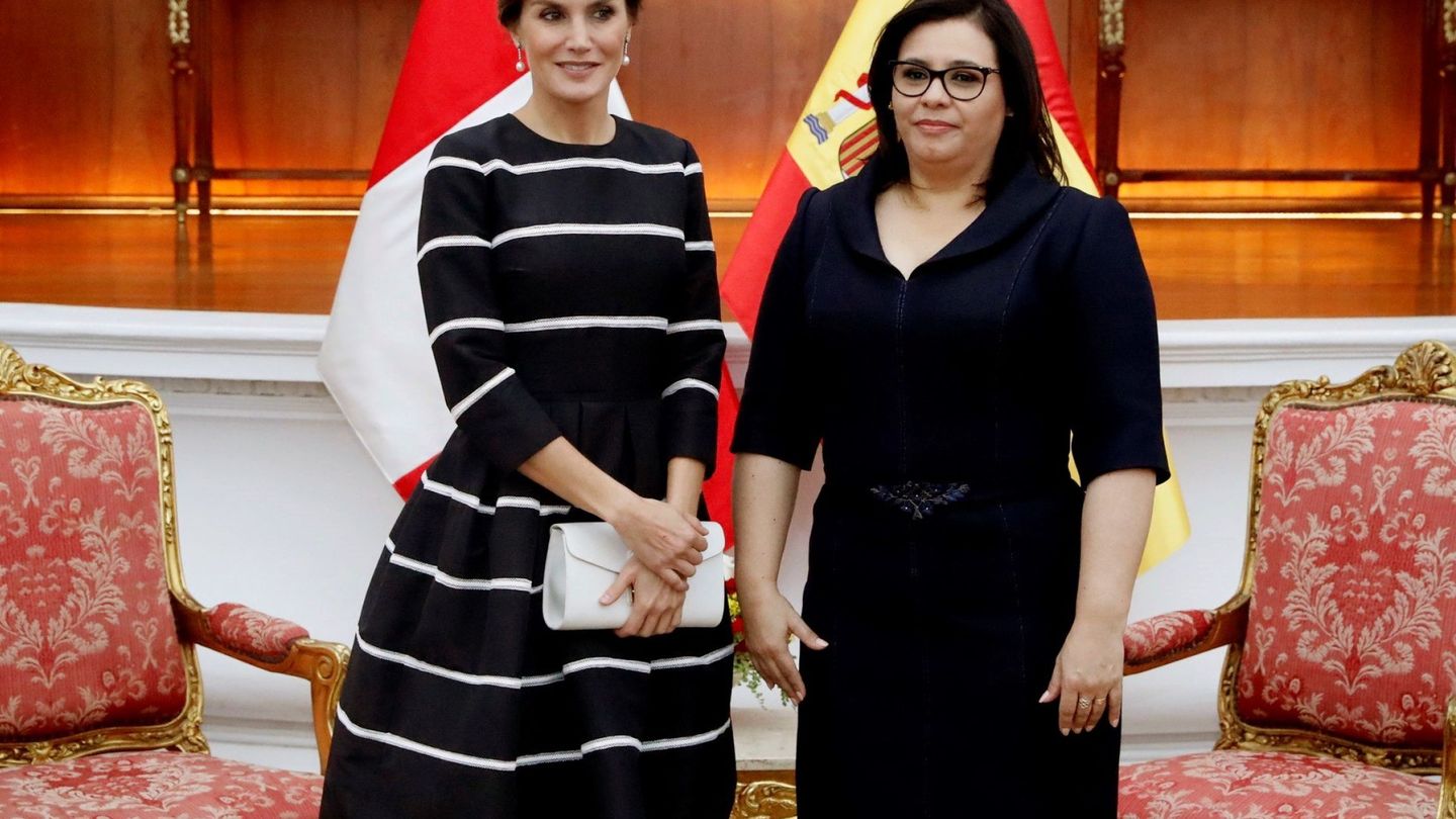La reina Letizia con la esposa del presidente de la República de Perú, Maribel Carmen Díaz, durante una recepción en Perú con clutch de Furla.  (EFE)