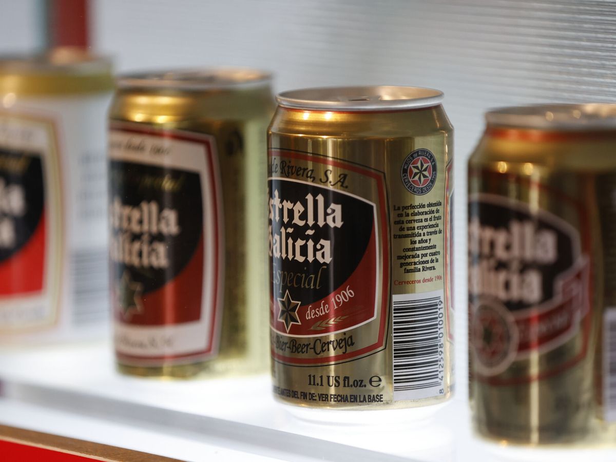 Foto: Las primeras latas de cerveza que se comercializaron en España en el museo de Estrella Galicia en A Coruña. (EFE/Cabalar) 