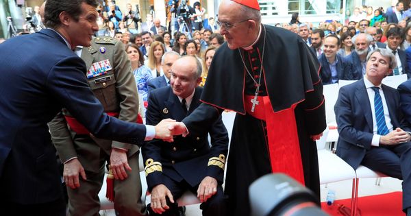 Foto: Pablo Casado saluda al arzobispo de Madrid, Carlos Osoro, en presencia del expresidente de la Comunidad de Madrid Ángel Garrido durante los actos del Dos de Mayo. (EFE)