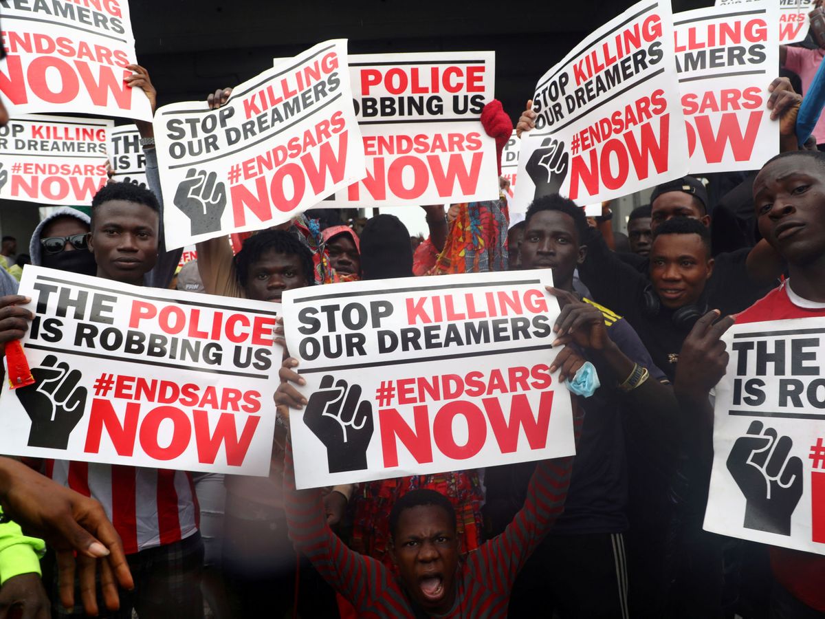 Foto: Manifestantes el pasado 14 de octubre en Lagos contra la brutalidad policial. (Reuters)