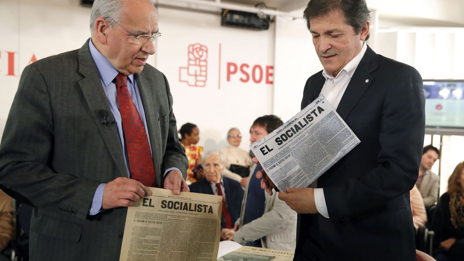 Foto: Alfonso Guerra, presidente de la Fundación Pablo Iglesias, y Javier Fernández, este 26 de enero en el relanzamiento de 'El Socialista', en Ferraz. (EFE)
