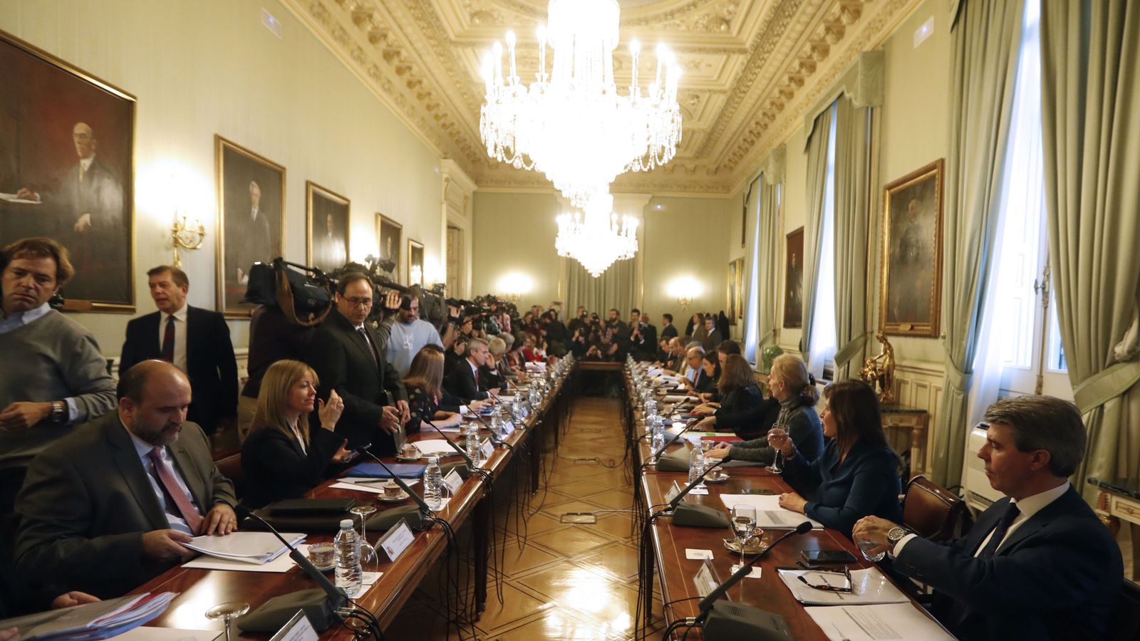 Foto: Reunión de los consejeros autonómicos para ultimar detalles de la Conferencia de Presidentes del martes. (EFE)